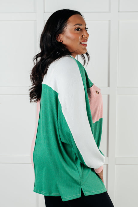 Deshazte de la vieja camiseta Henley con cuello en V y bloques de color en verde