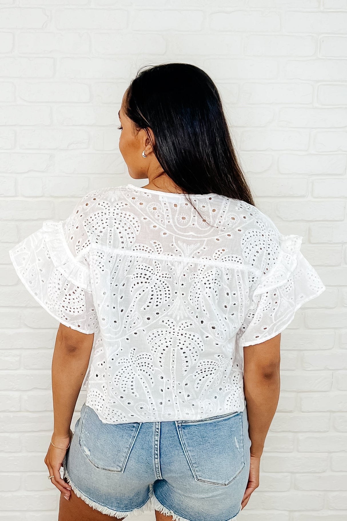 Blusa con lazo frontal y ojales elegante en blanco roto