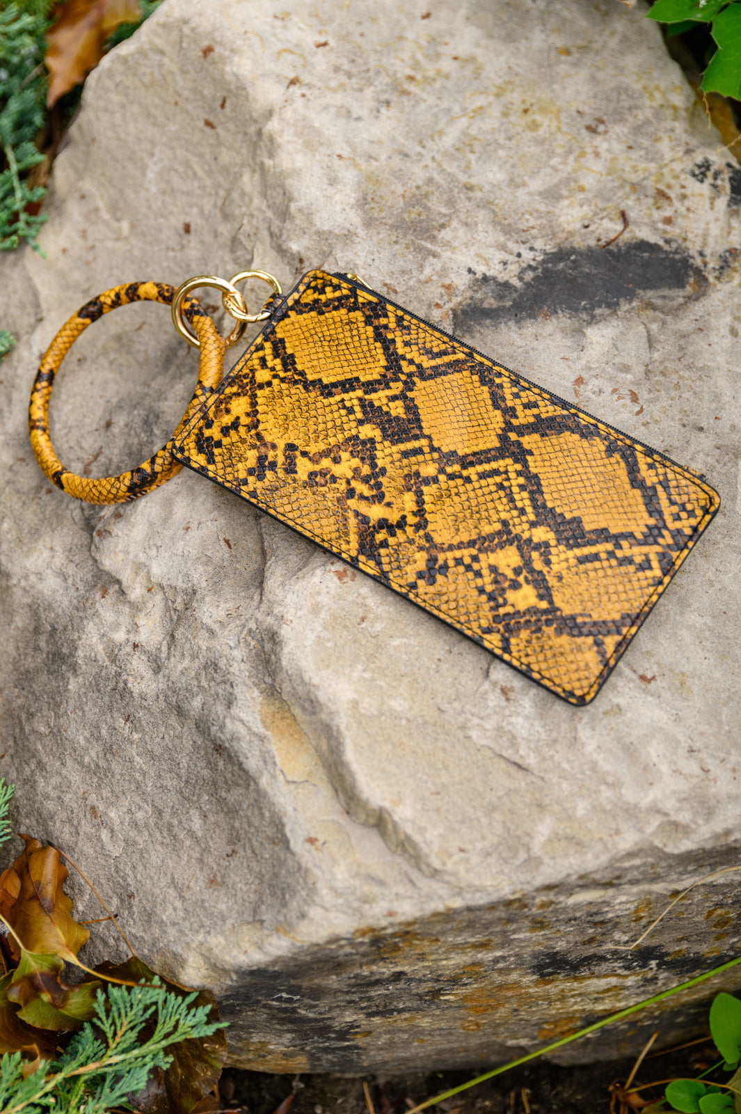 Bolso de piel de serpiente con rotura transparente