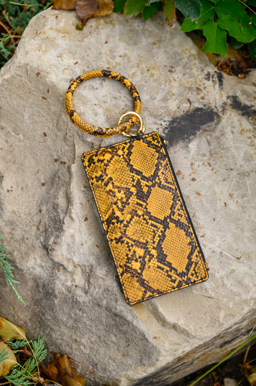 Bolso de piel de serpiente con rotura transparente