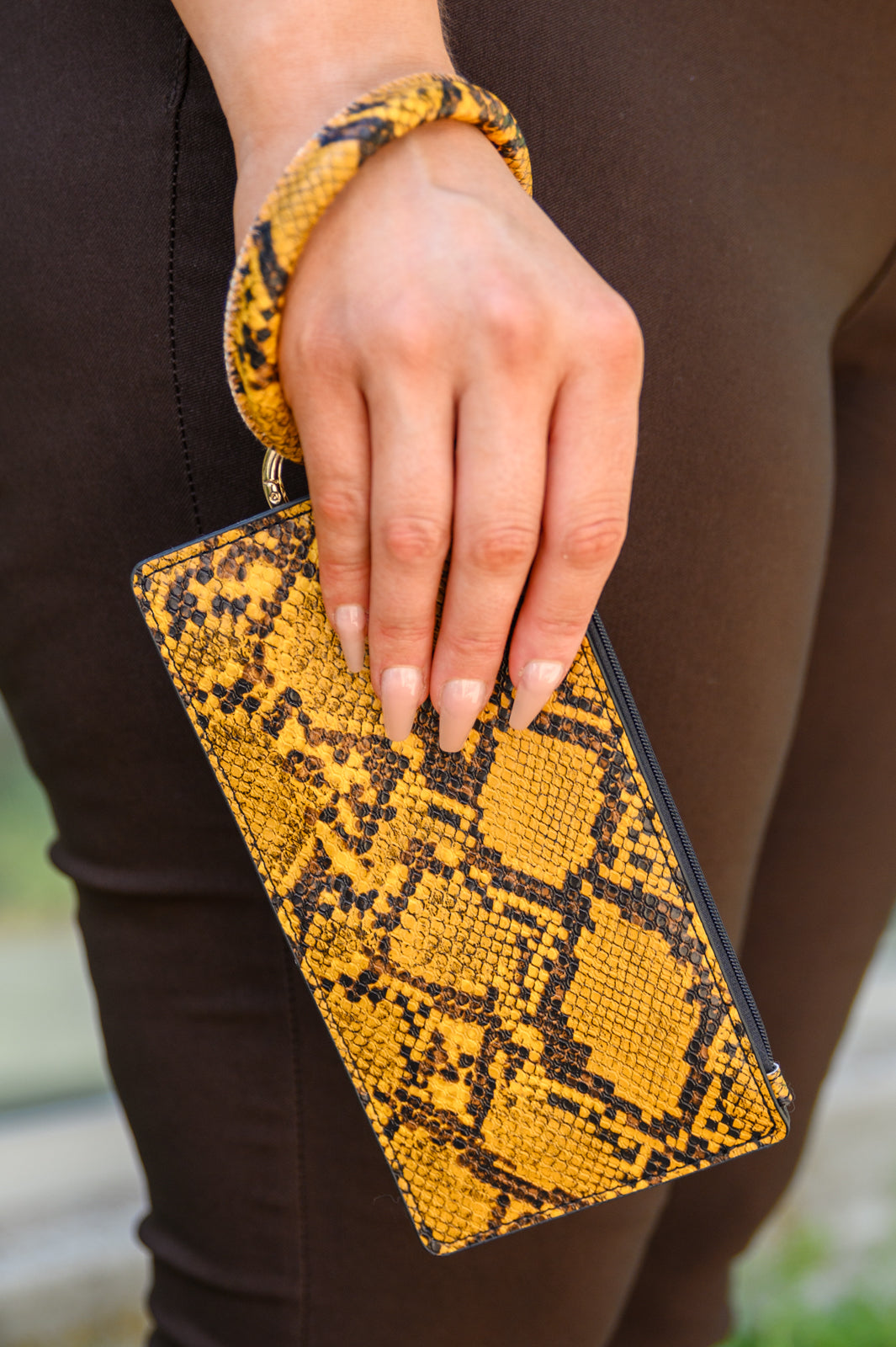 Bolso de piel de serpiente con rotura transparente
