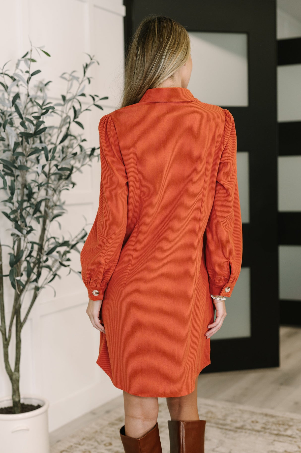 Elegante con vestido camisero de pana