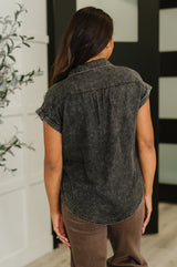 Blusa con botones Cloud Nine to Five en negro ceniza