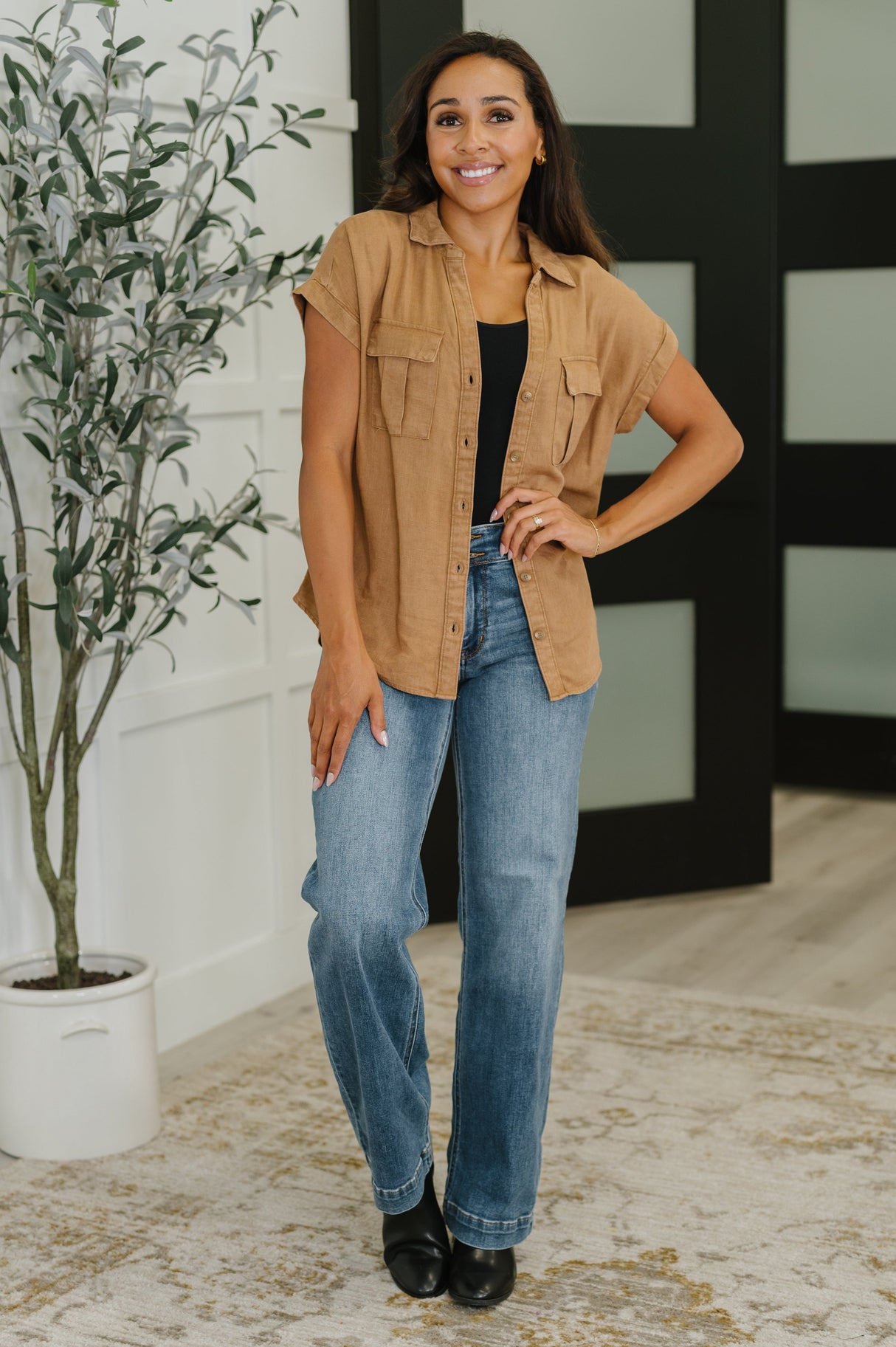 Blusa con botones Cloud Nine to Five en camello intenso