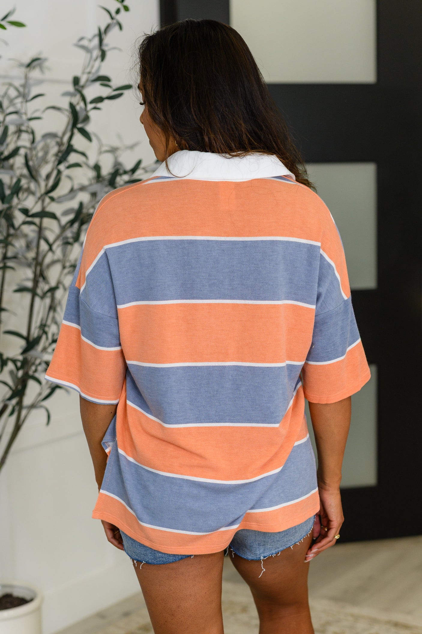 Top casual con cuello Cloudbound en naranja y denim