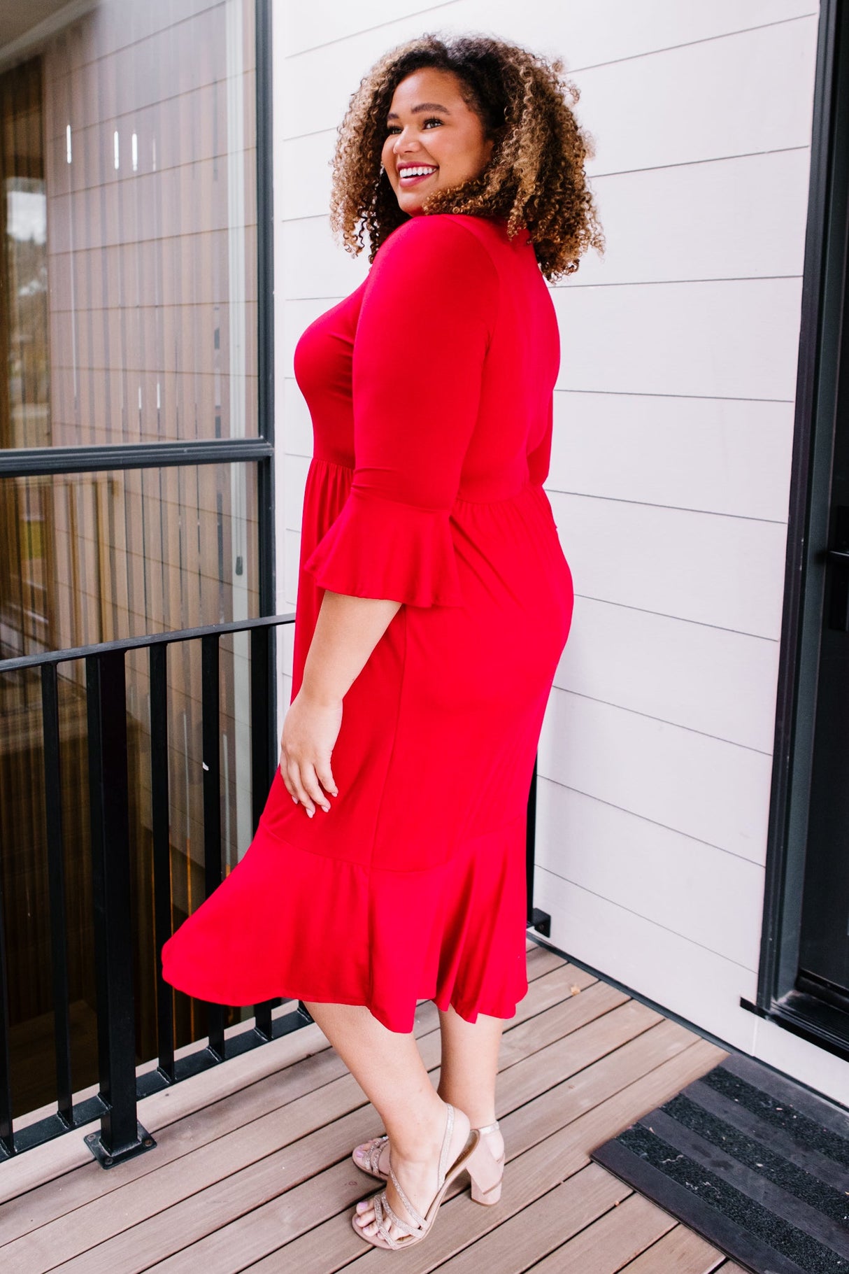 Cielos nublados, vestido de carmesí