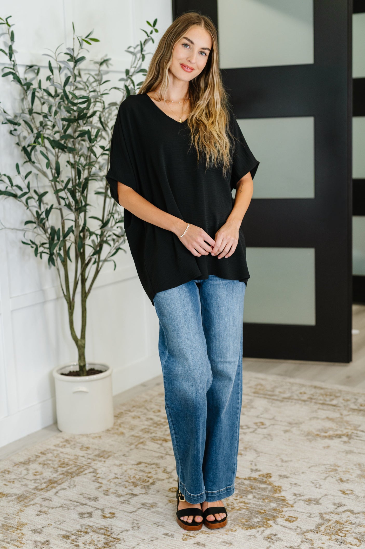 Top Coastal Ease con cuello en V en negro