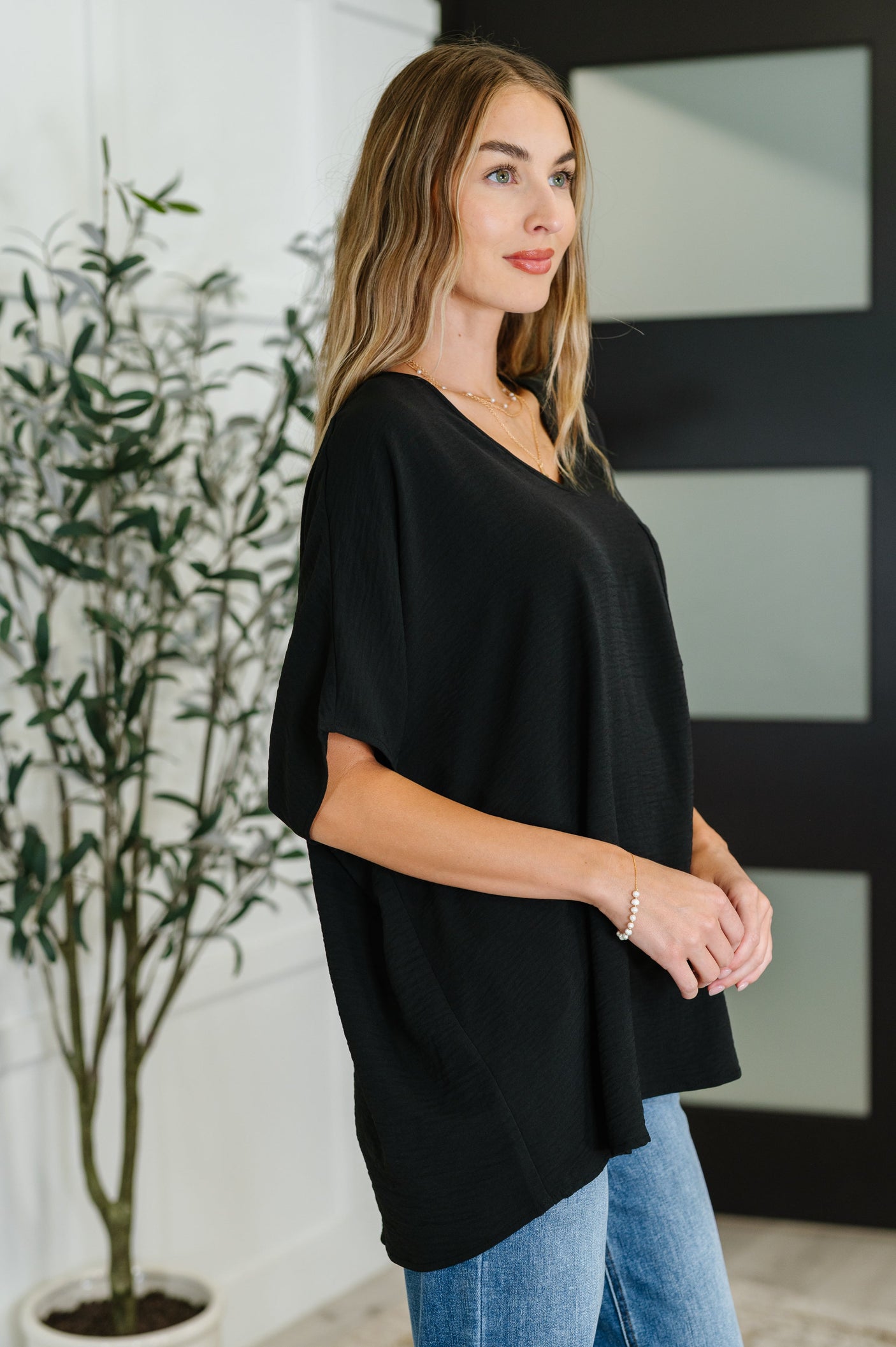 Top Coastal Ease con cuello en V en negro