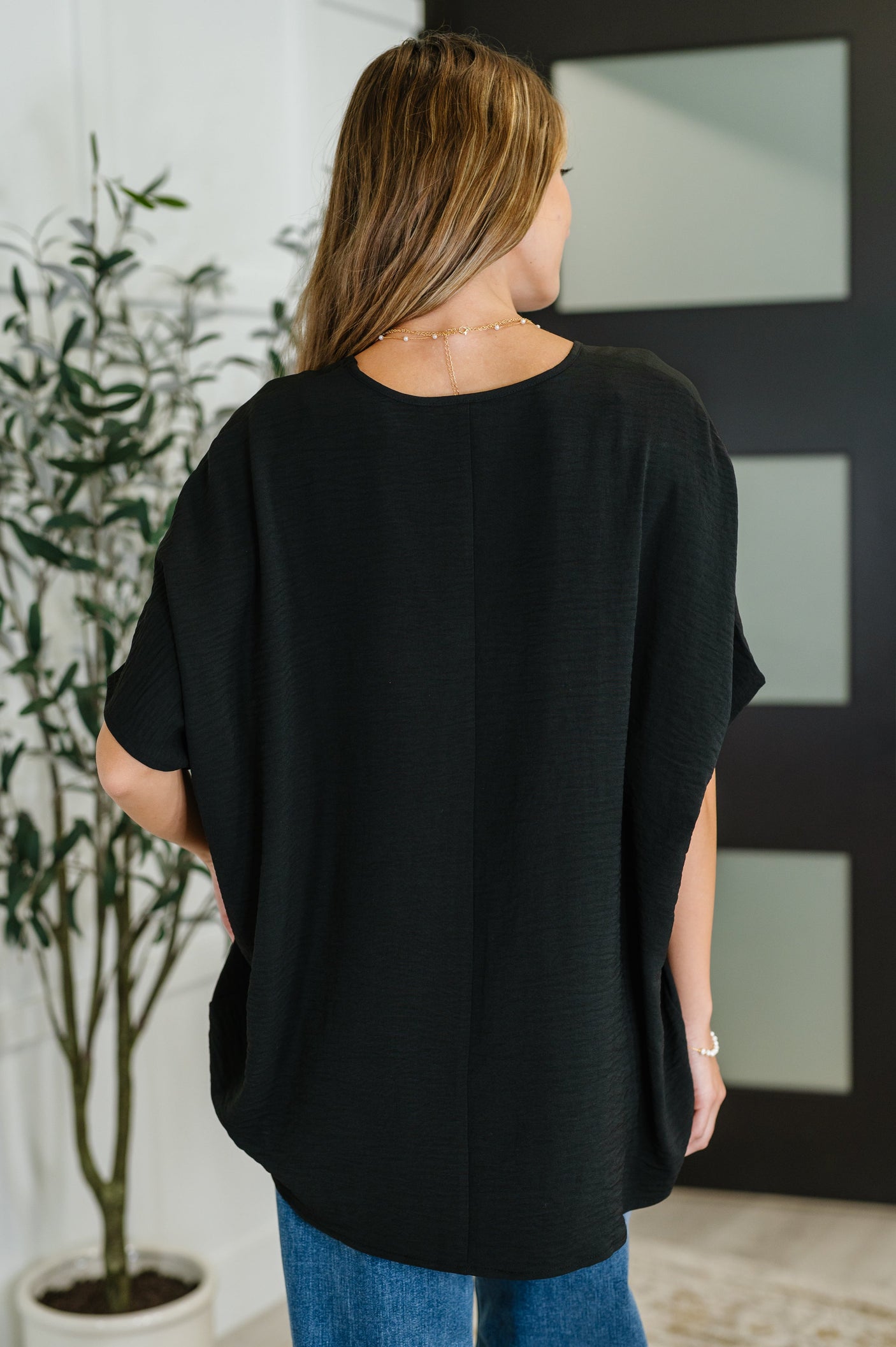 Top Coastal Ease con cuello en V en negro
