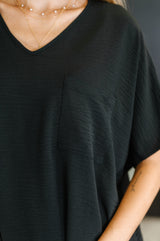 Top Coastal Ease con cuello en V en negro