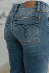 Pantalón Boyfriend clásico de tiro medio con puños Colette