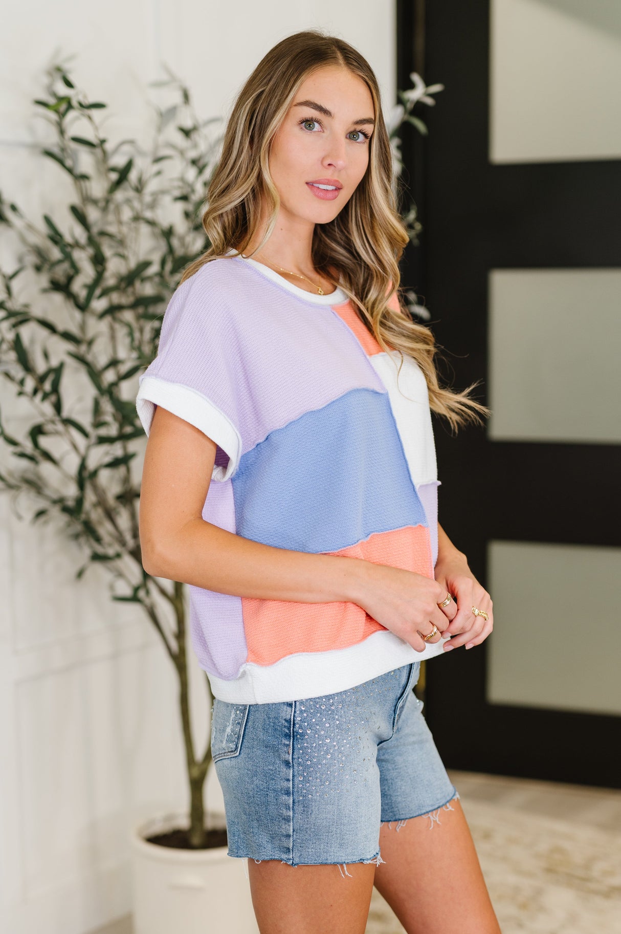 Top con bloques de color en contraste en lila, naranja y denim