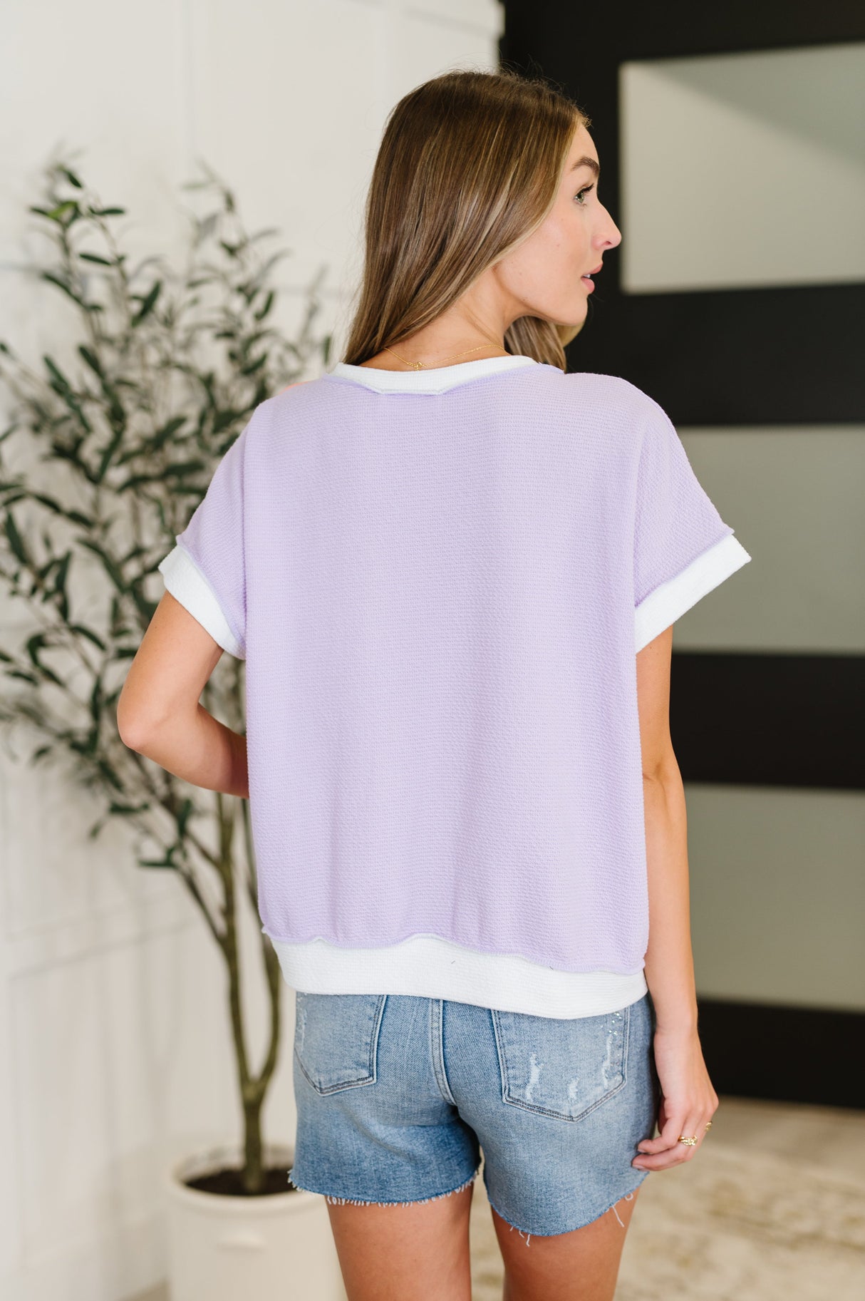 Top con bloques de color en contraste en lila, naranja y denim