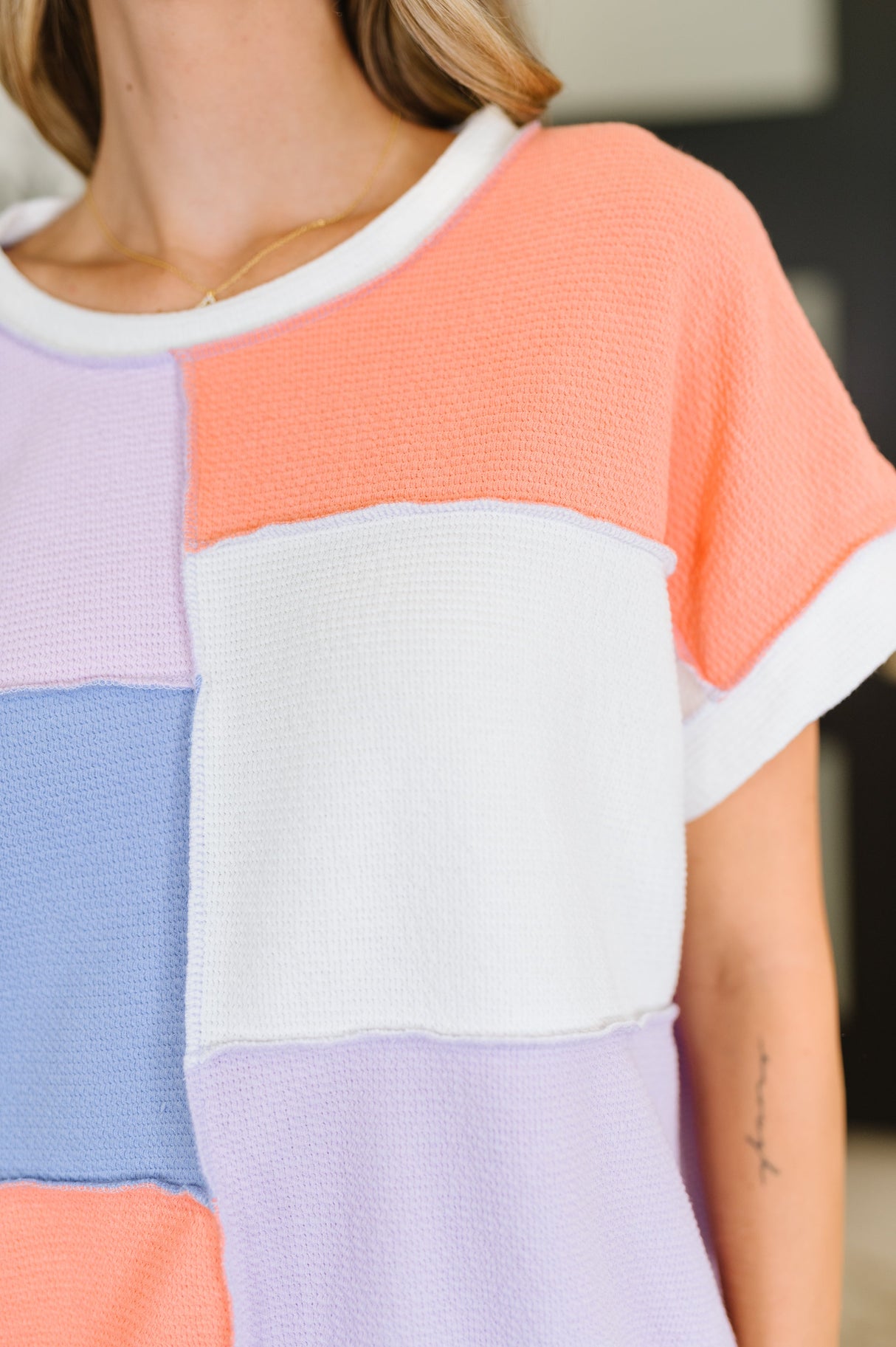 Top con bloques de color en contraste en lila, naranja y denim