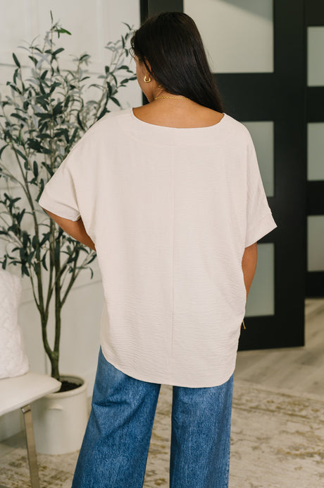 Blusa Counter Part de cuello en V de tela arrugada en beis arena