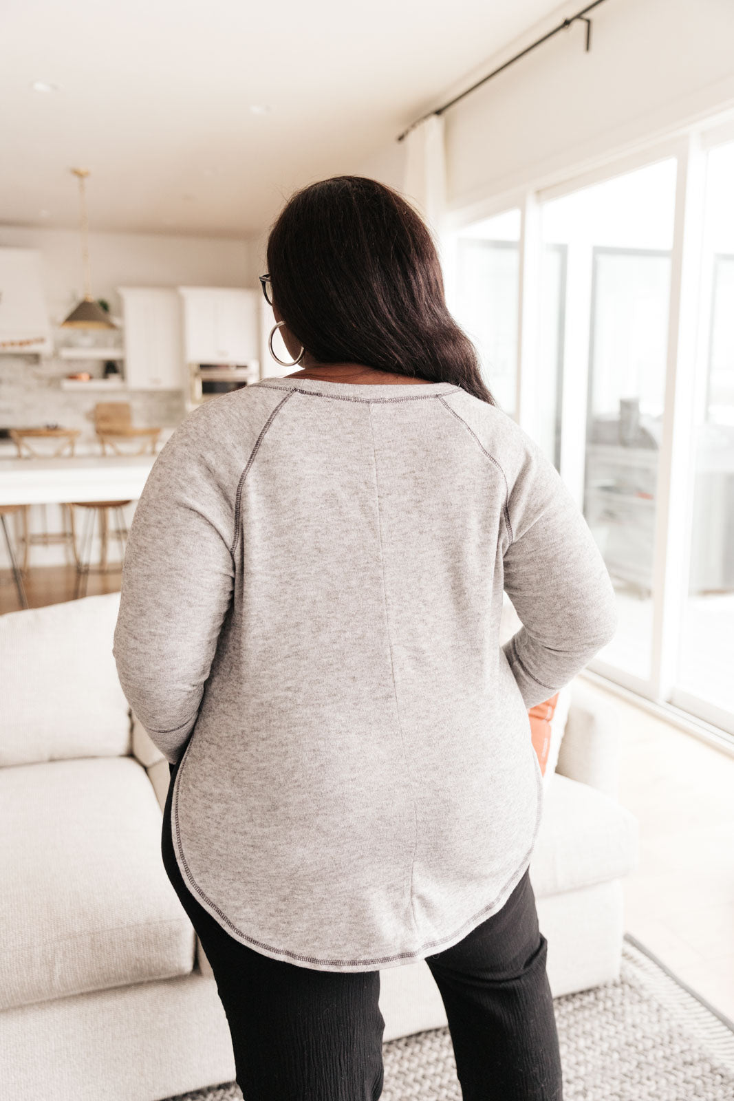 Top de confort color crema en gris jaspeado
