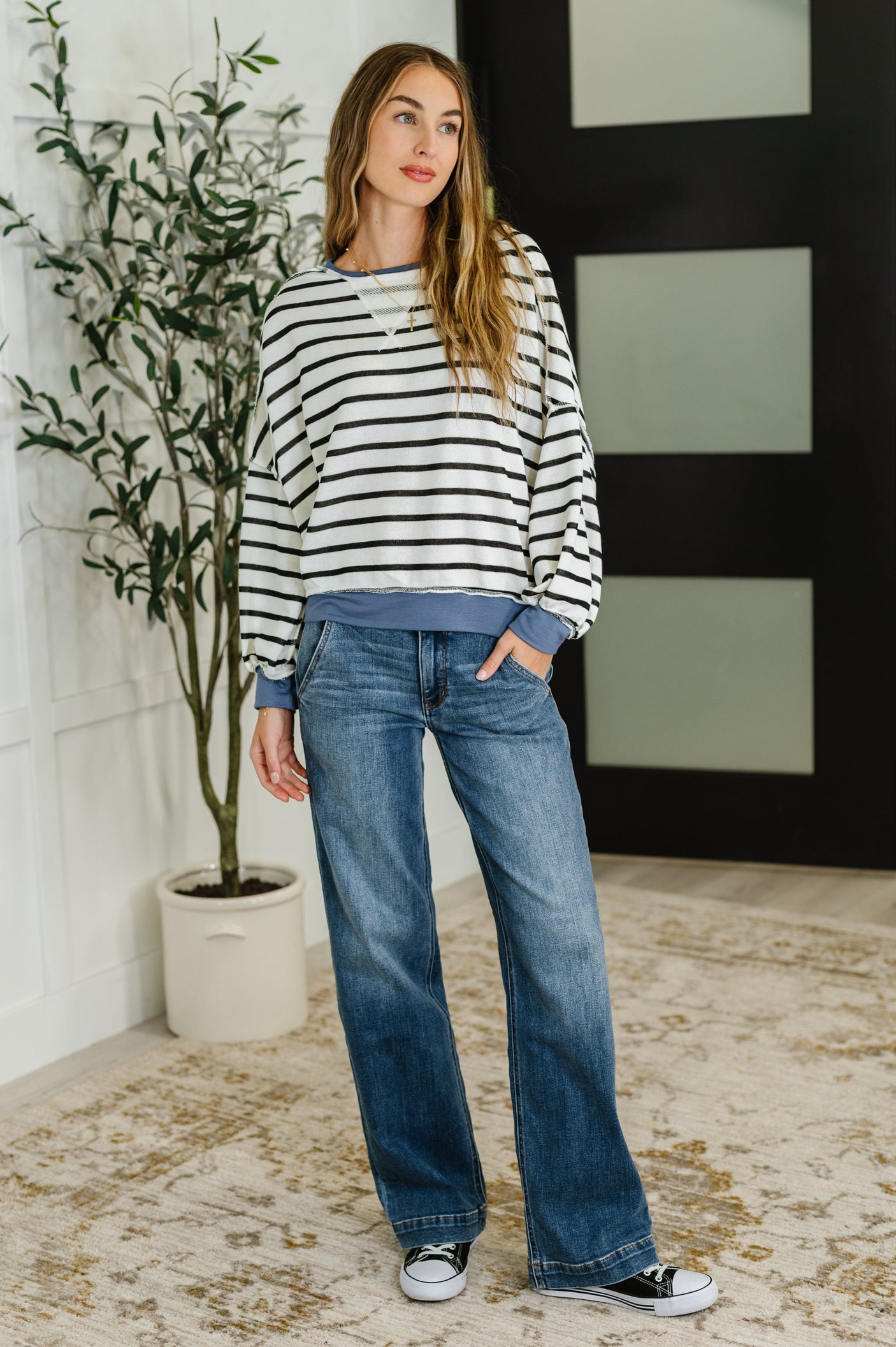 Suéter de cuello redondo cómodo y bonito en blanco, negro y vaquero