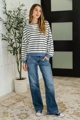 Suéter de cuello redondo cómodo y bonito en blanco, negro y vaquero