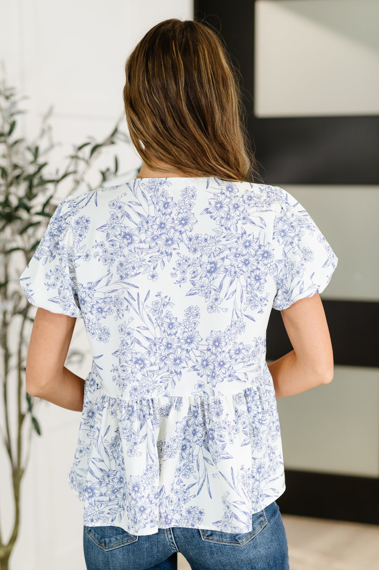 Blusa Dainty Lil' Thing con mangas abullonadas en marfil/azul