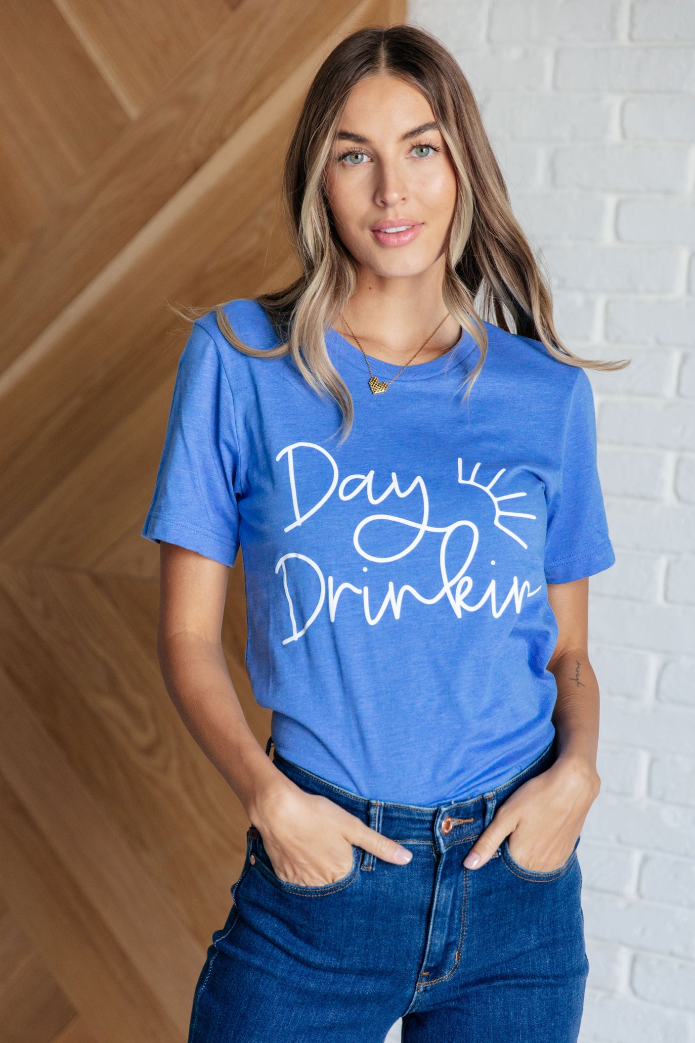 Camiseta gráfica "Day Drinkin'"