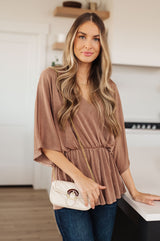 Blusa con cuello en V deslumbrantemente drapeado