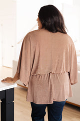 Blusa con cuello en V deslumbrantemente drapeado