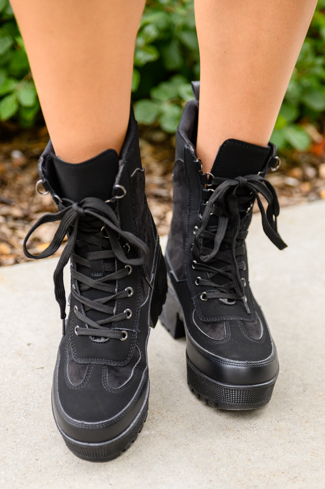 Botas con cordones Desert Nights en color negro