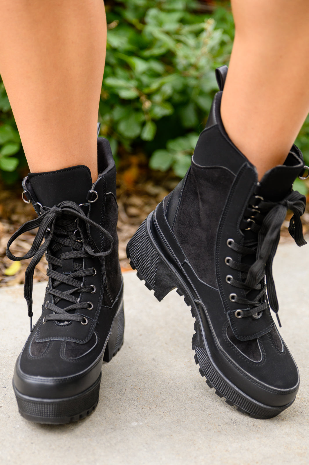 Botas con cordones Desert Nights en color negro
