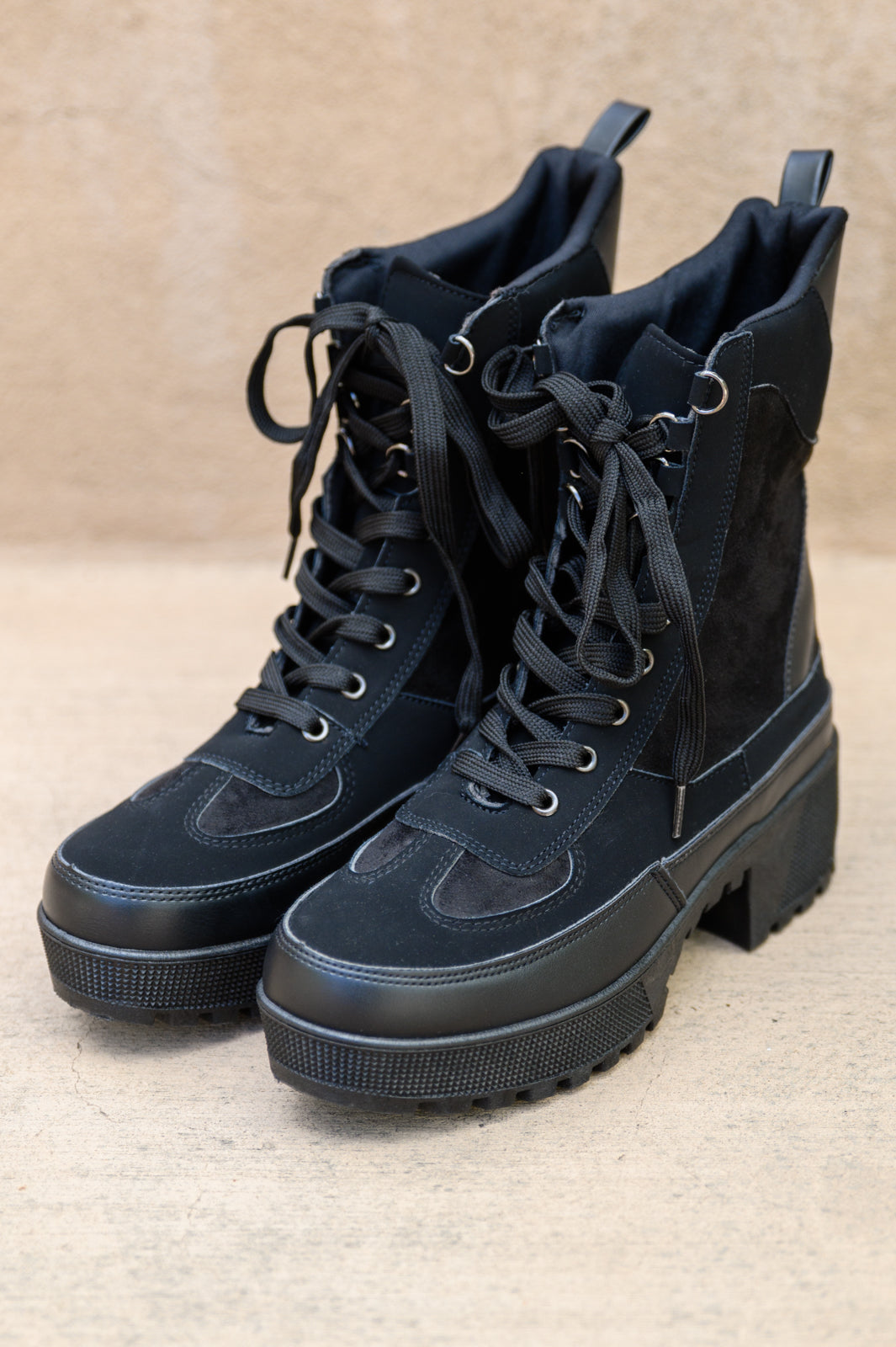 Botas con cordones Desert Nights en color negro