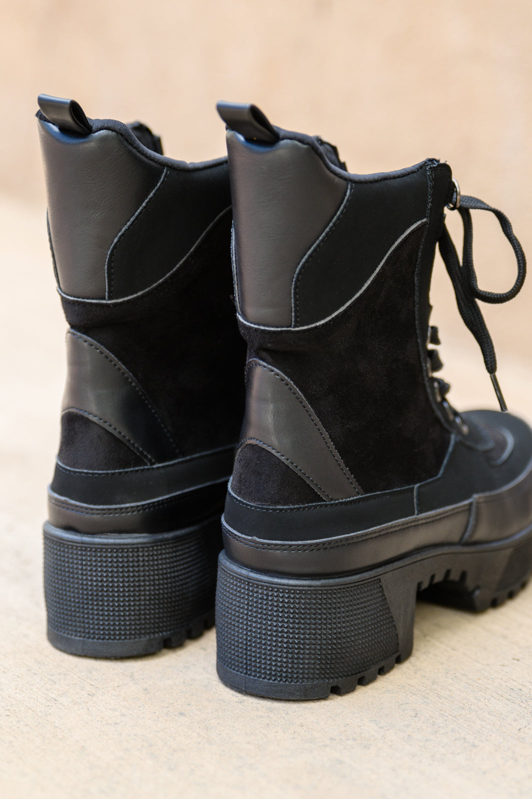 Botas con cordones Desert Nights en color negro