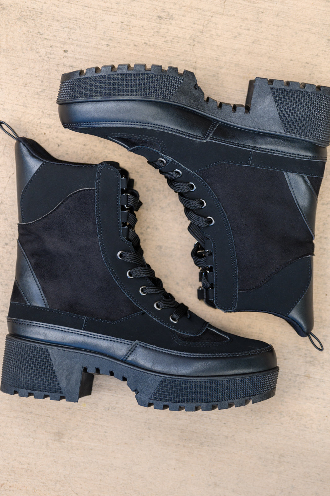 Botas con cordones Desert Nights en color negro