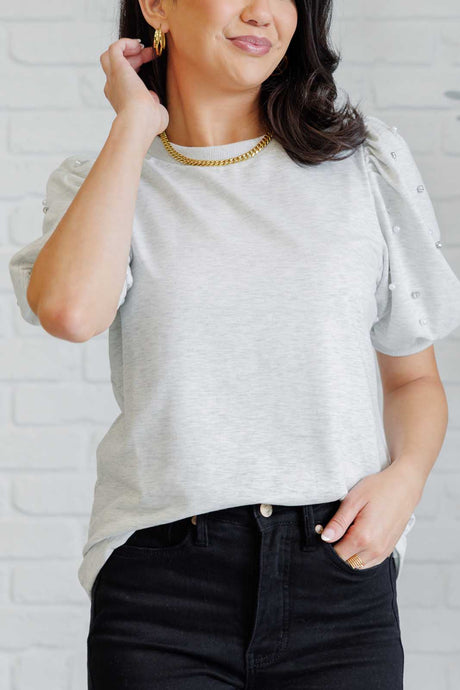 Top de manga abullonada con diamantes y perlas en gris claro