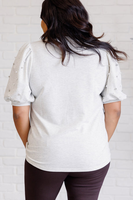 Top de manga abullonada con diamantes y perlas en gris claro