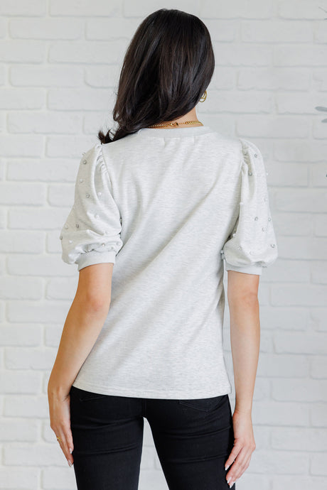 Top de manga abullonada con diamantes y perlas en gris claro