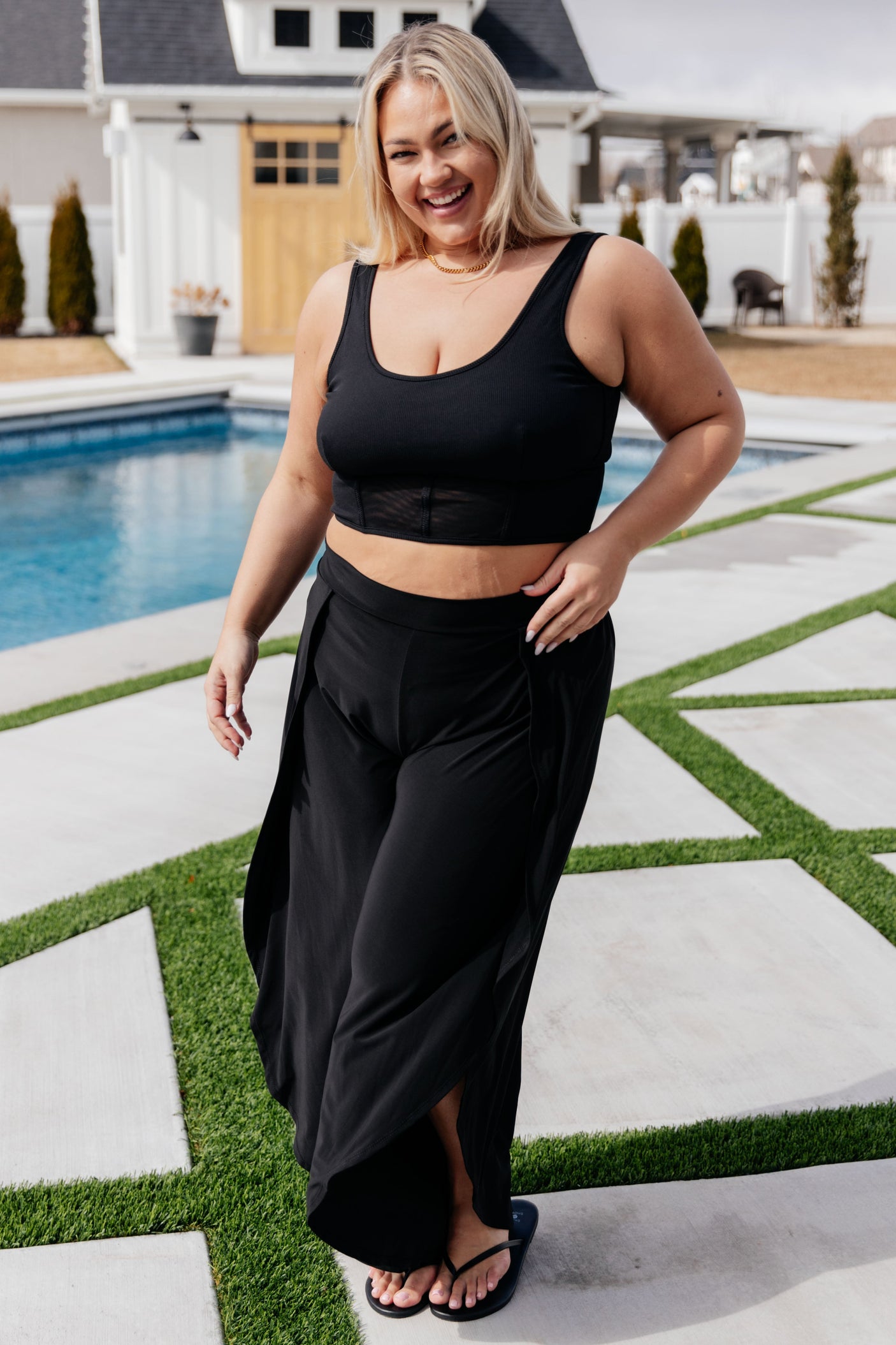 Traje de baño de dos piezas en la playa, al final de la cuadra