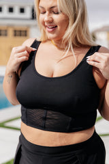 Traje de baño de dos piezas en la playa, al final de la cuadra