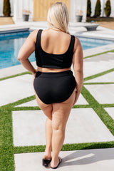 Traje de baño de dos piezas en la playa, al final de la cuadra