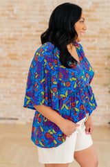 Top peplum Dreamer en azul real y rojo abstracto