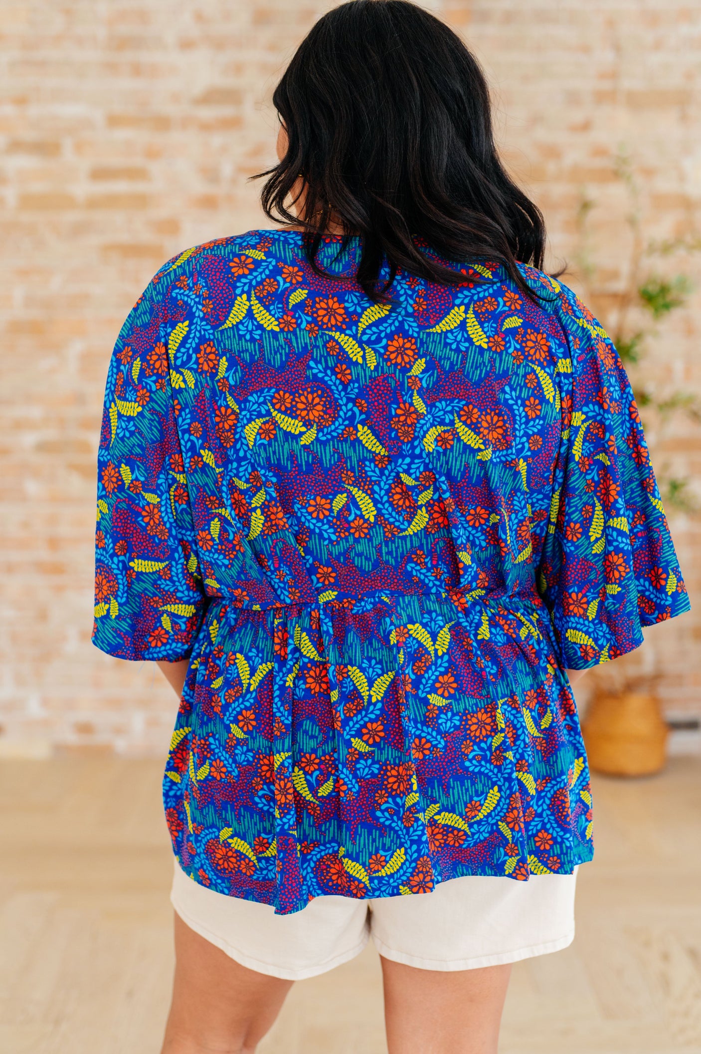 Top peplum Dreamer en azul real y rojo abstracto