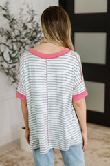 Top de cuello en V Dressed to Chill en tonos jaspeado, gris, marfil y rosa