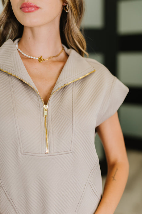 Vestido de cuello alto Easy Hustle en color moca ceniza