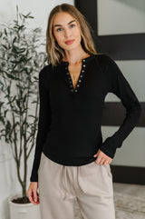 Top Henley de punto con borde sin esfuerzo en negro