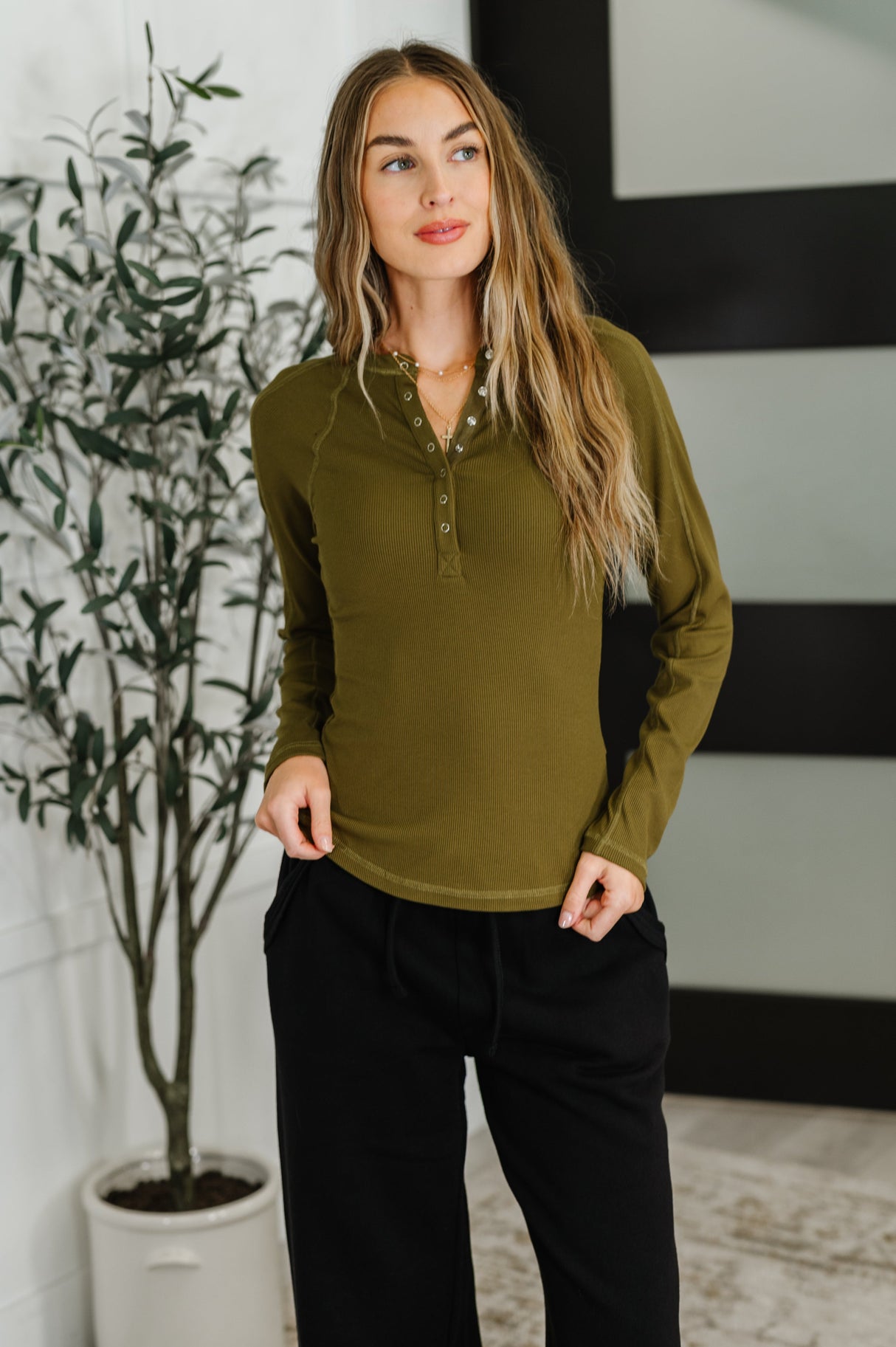 Camiseta Henley de punto con borde sin esfuerzo en verde camuflaje
