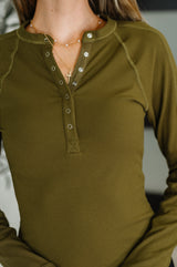 Camiseta Henley de punto con borde sin esfuerzo en verde camuflaje