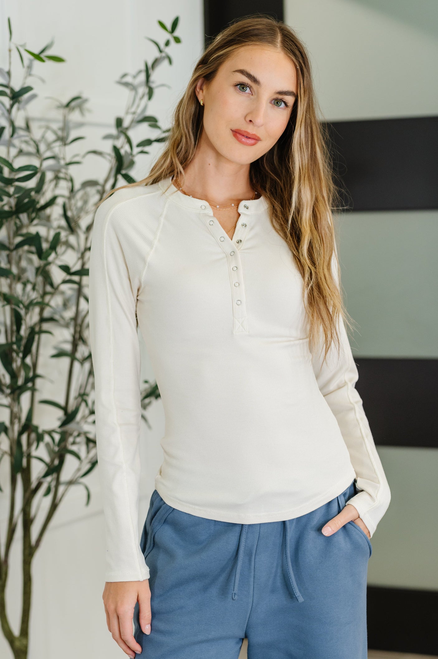 Top Henley de punto con borde sin esfuerzo en color natural