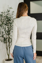 Top Henley de punto con borde sin esfuerzo en color natural