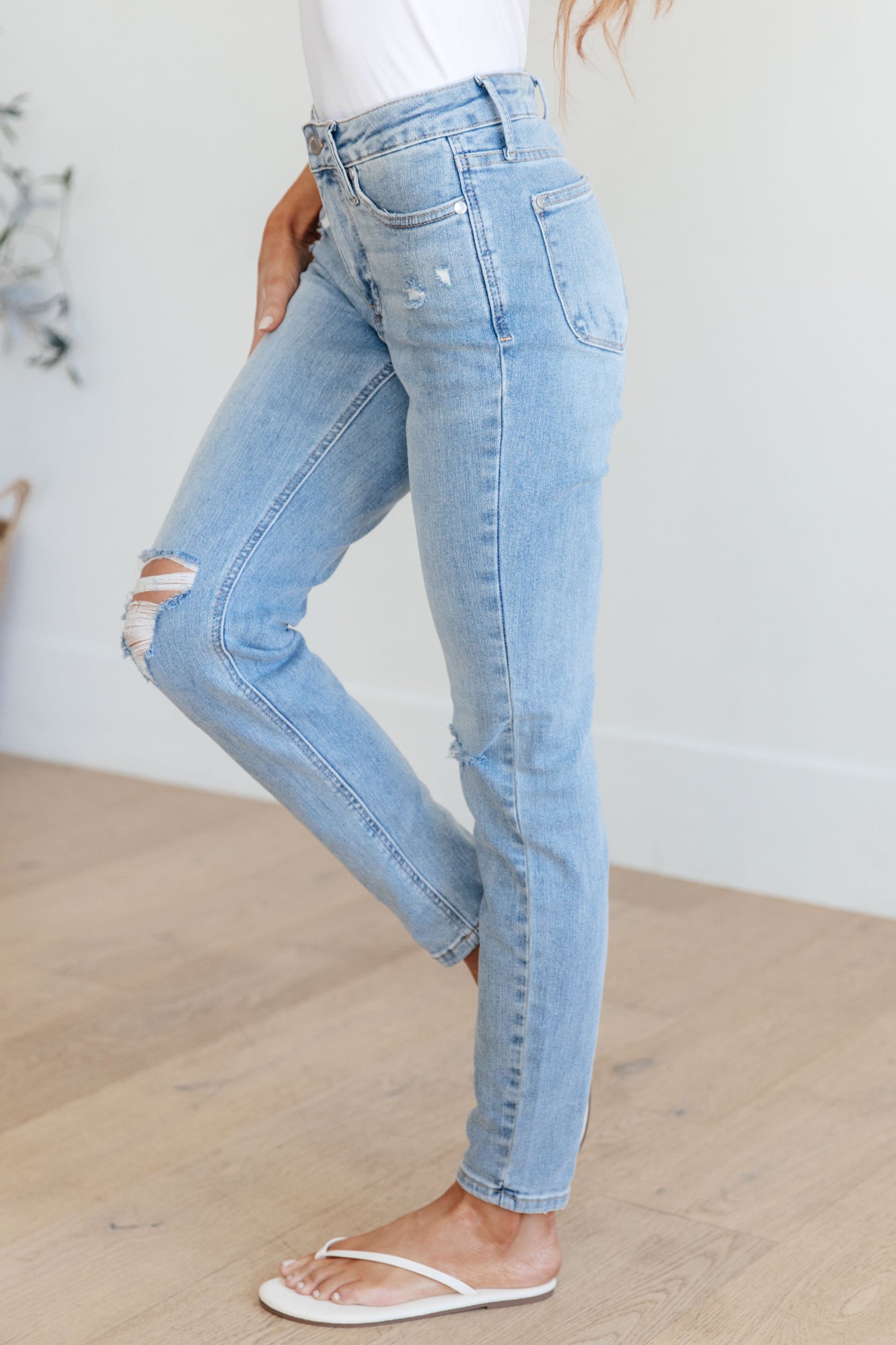 Jeans ajustados desgastados con top de control de tiro medio Eloise