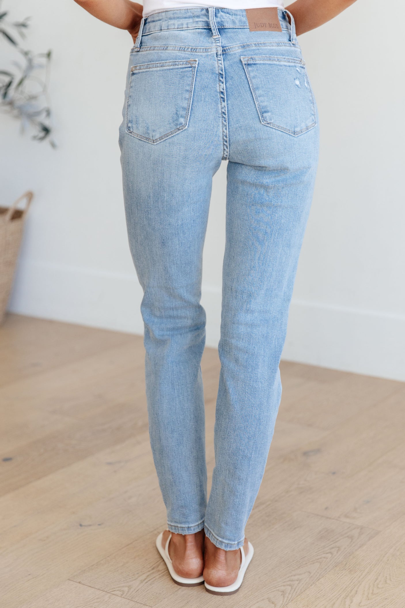 Jeans ajustados desgastados con top de control de tiro medio Eloise
