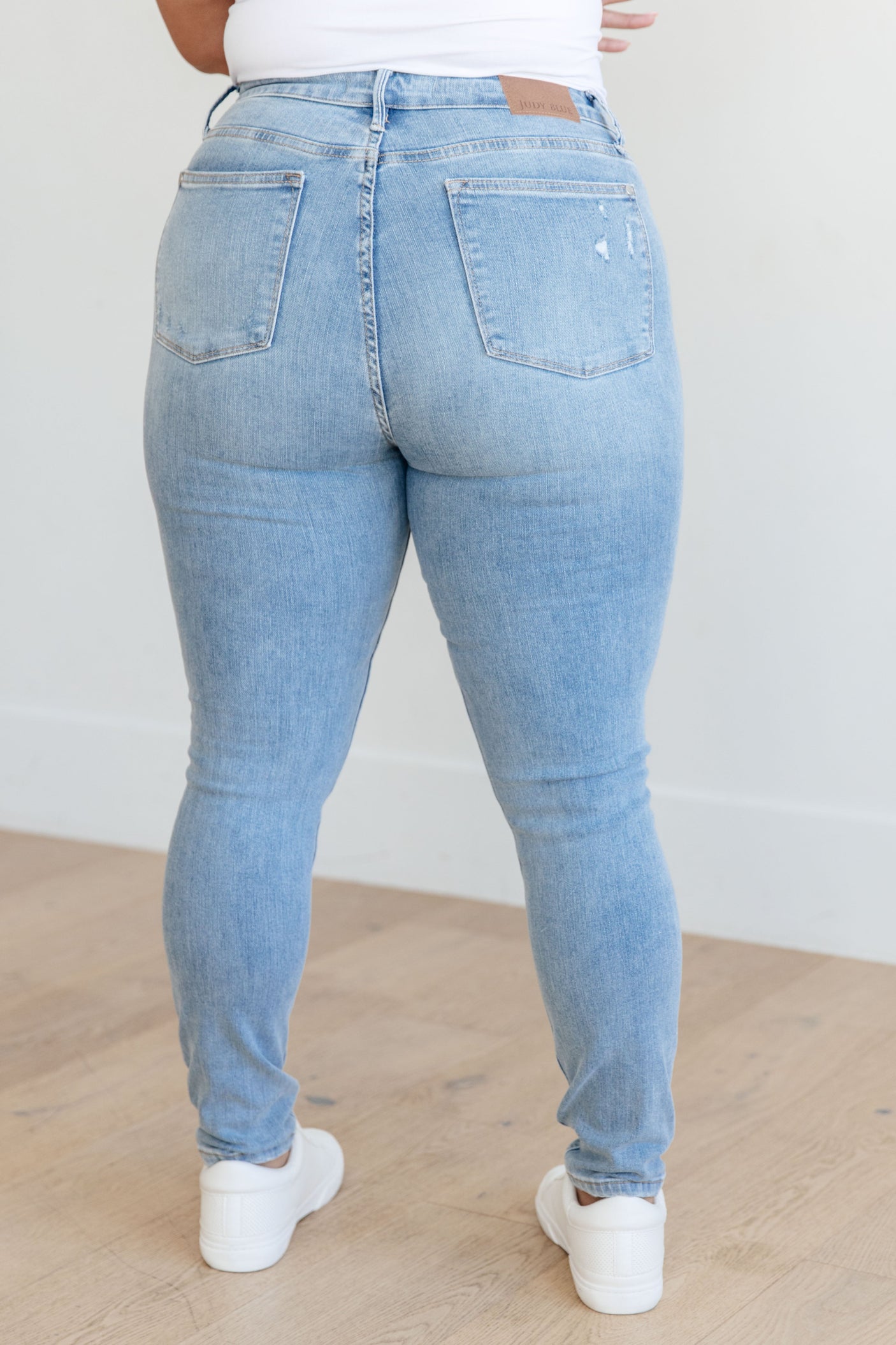 Jeans ajustados desgastados con top de control de tiro medio Eloise