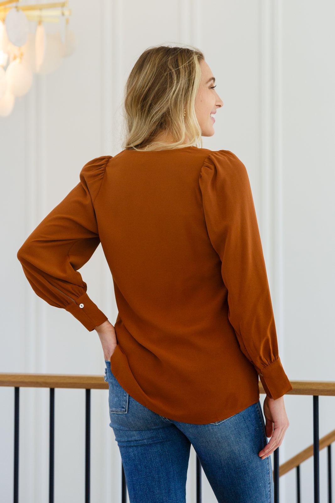 Blusa con cuello en V "Disfruta este momento" en color caramelo